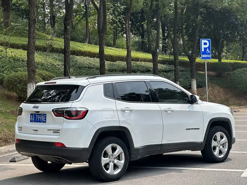 Jeep Compass — фото 6