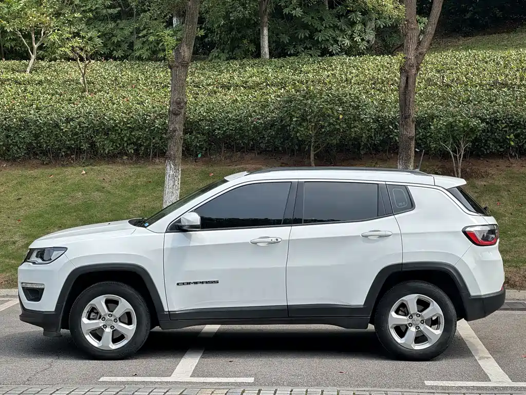 Jeep Compass — фото 8