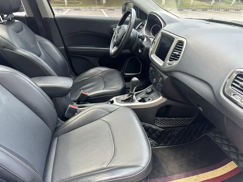 Jeep Compass — фото 10