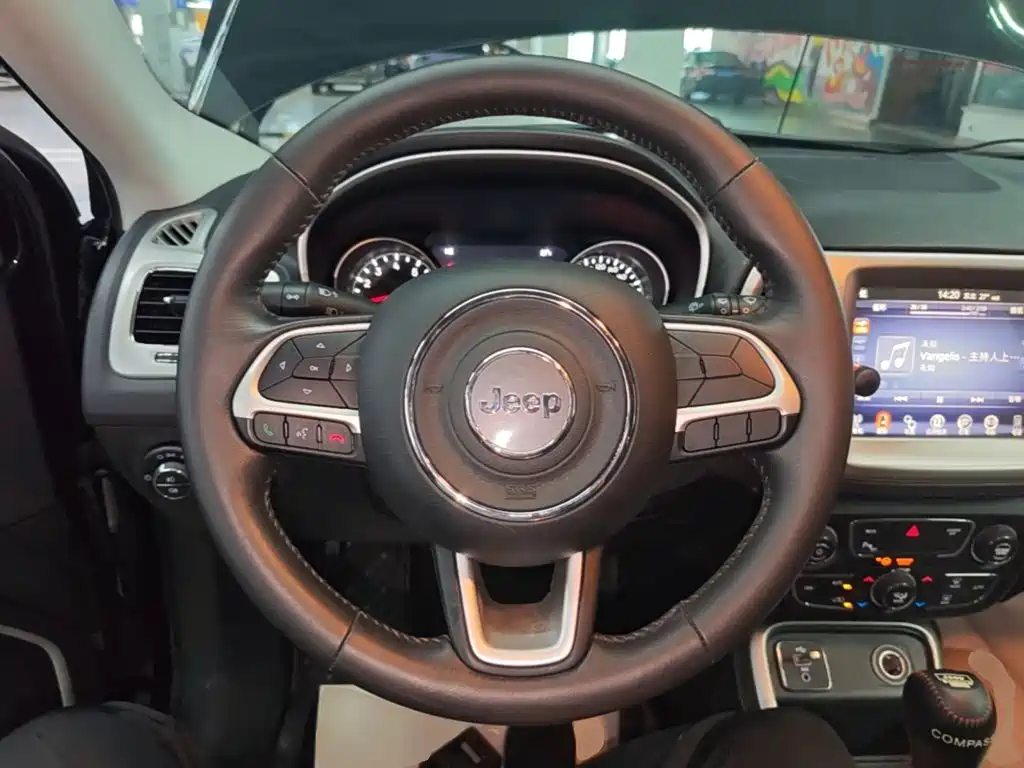 Jeep Compass — фото 11