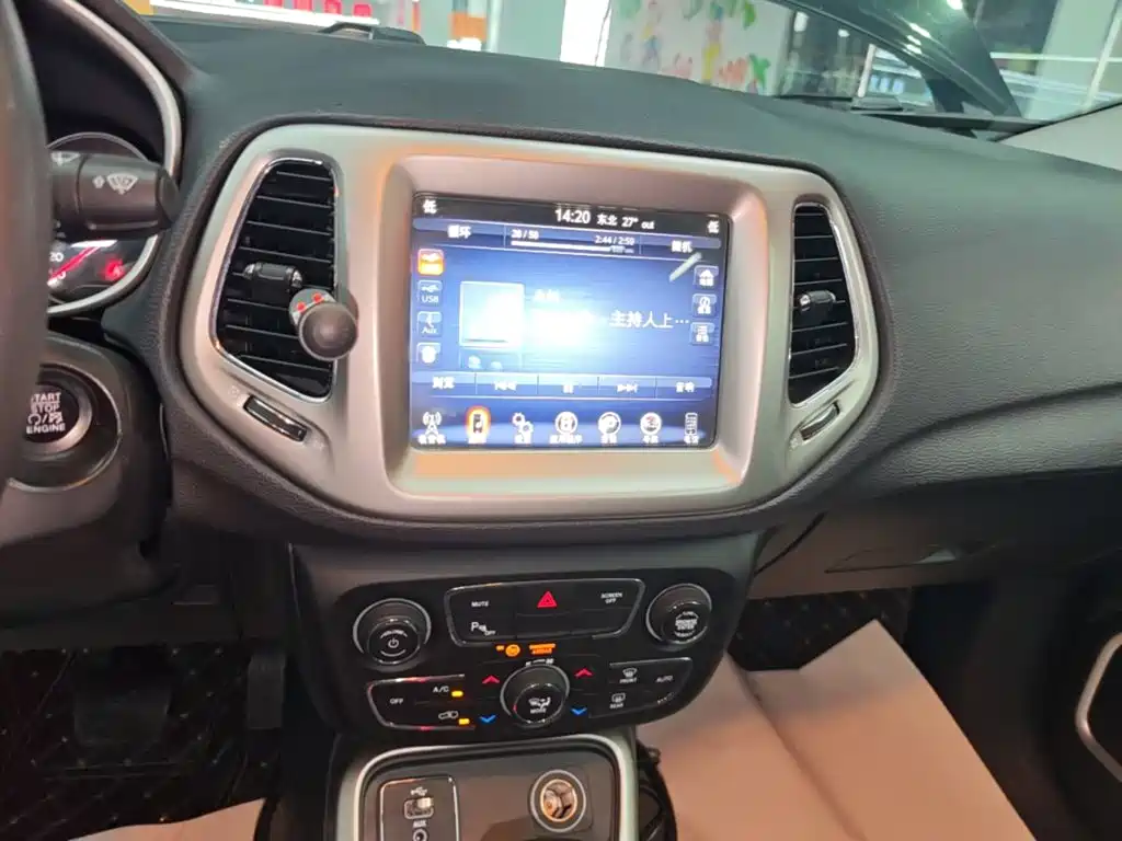 Jeep Compass — фото 13
