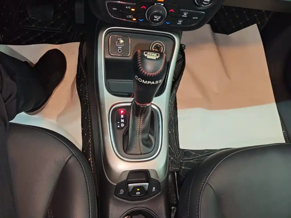 Jeep Compass — фото 14