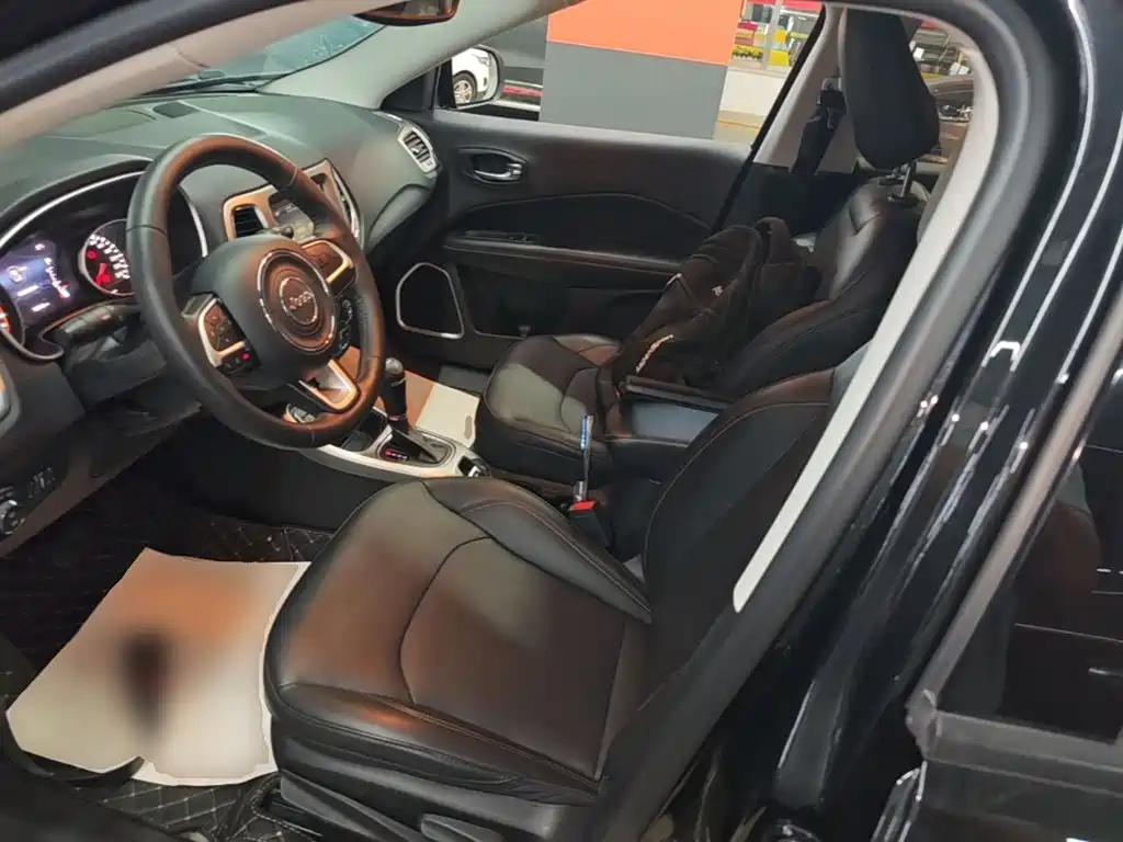 Jeep Compass — фото 15