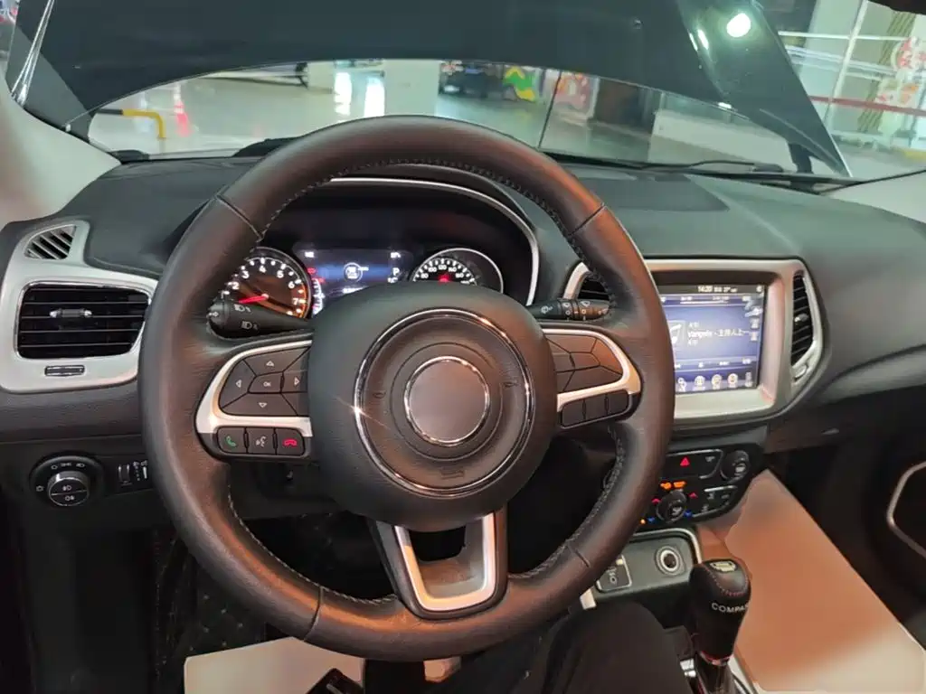 Jeep Compass — фото 10
