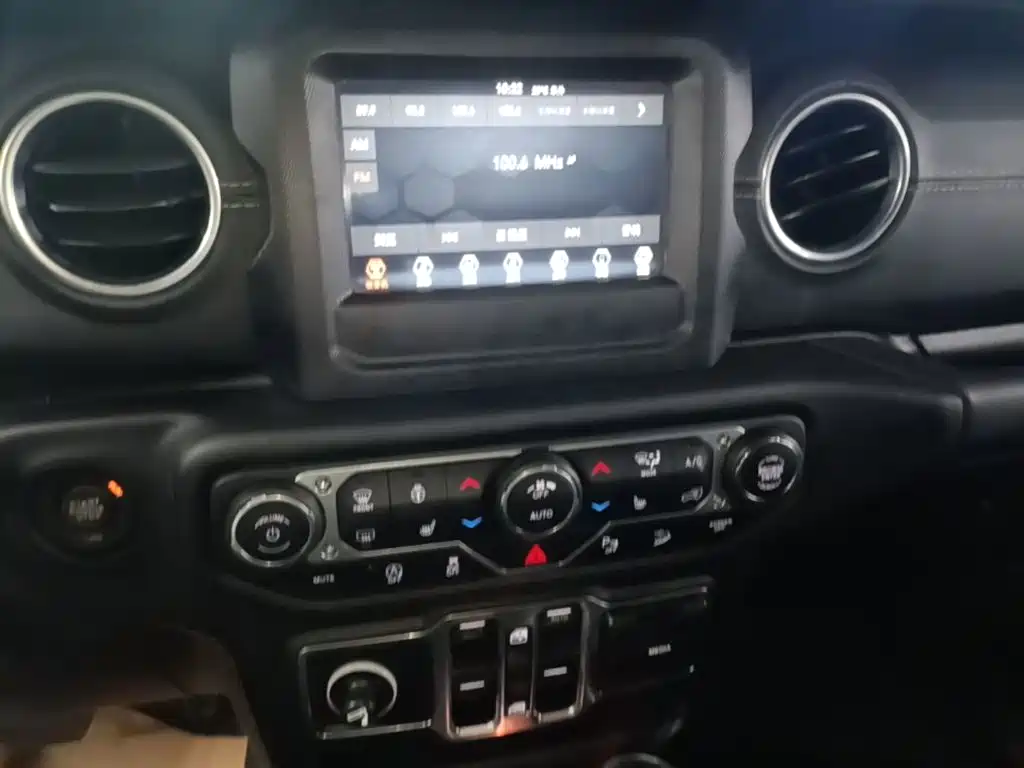 Jeep Wrangler — фото 13