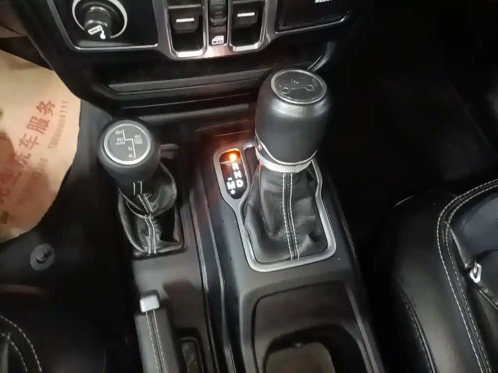 Jeep Wrangler — фото 14