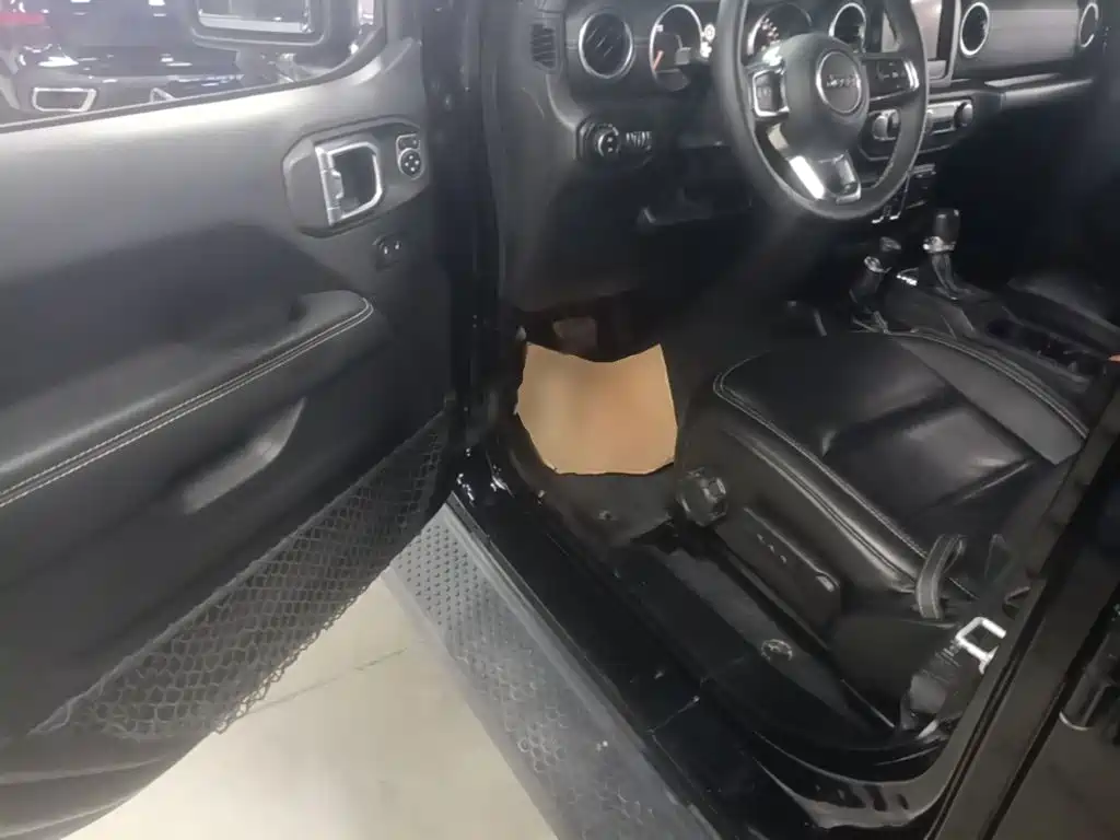 Jeep Wrangler — фото 16