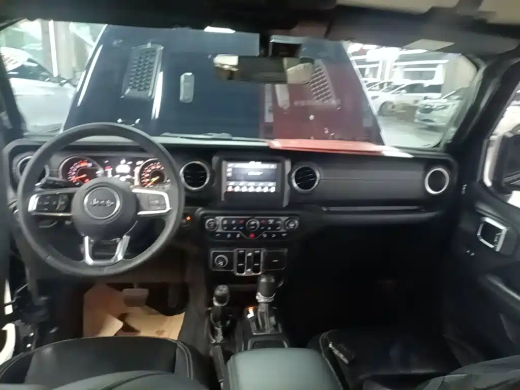 Jeep Wrangler — фото 18