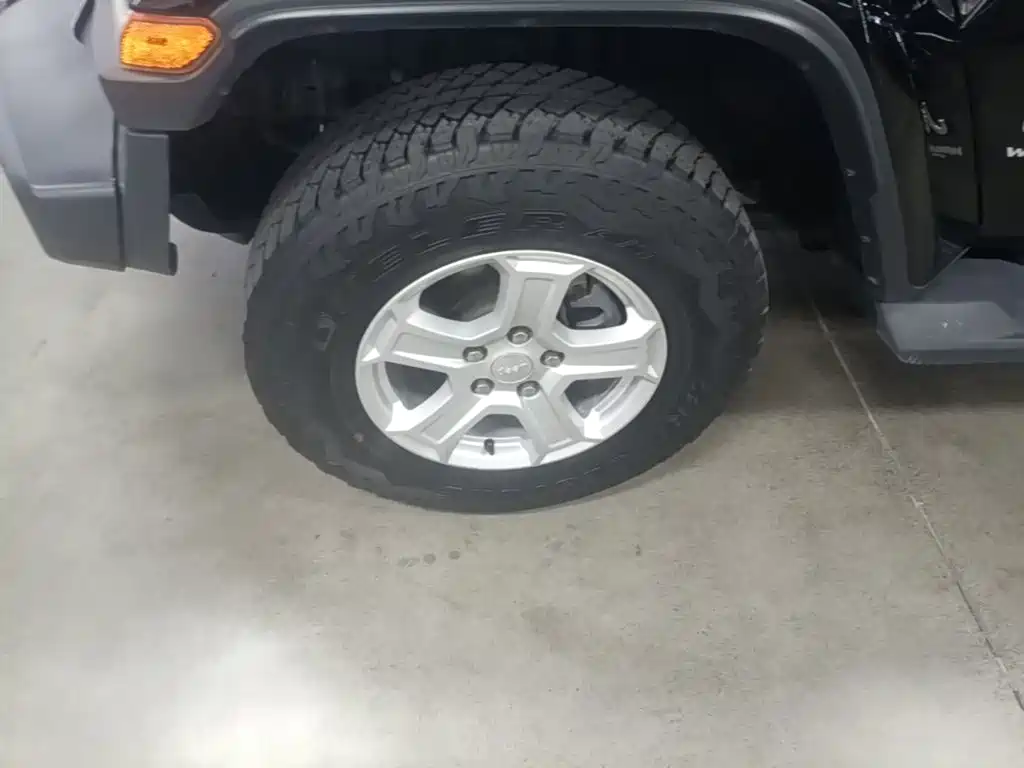 Jeep Wrangler — фото 23