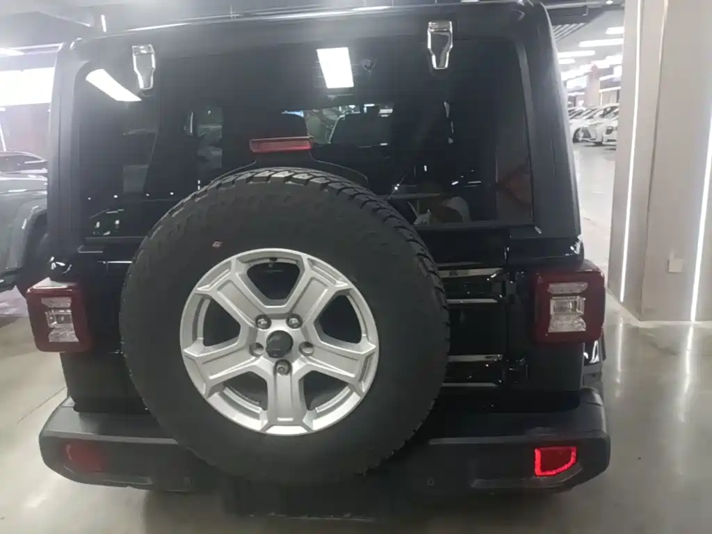 Jeep Wrangler — фото 6