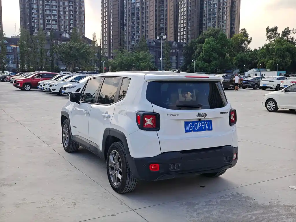 Jeep Renegade — фото 11