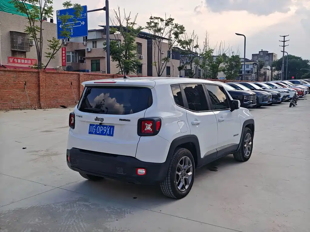 Jeep Renegade — фото 13