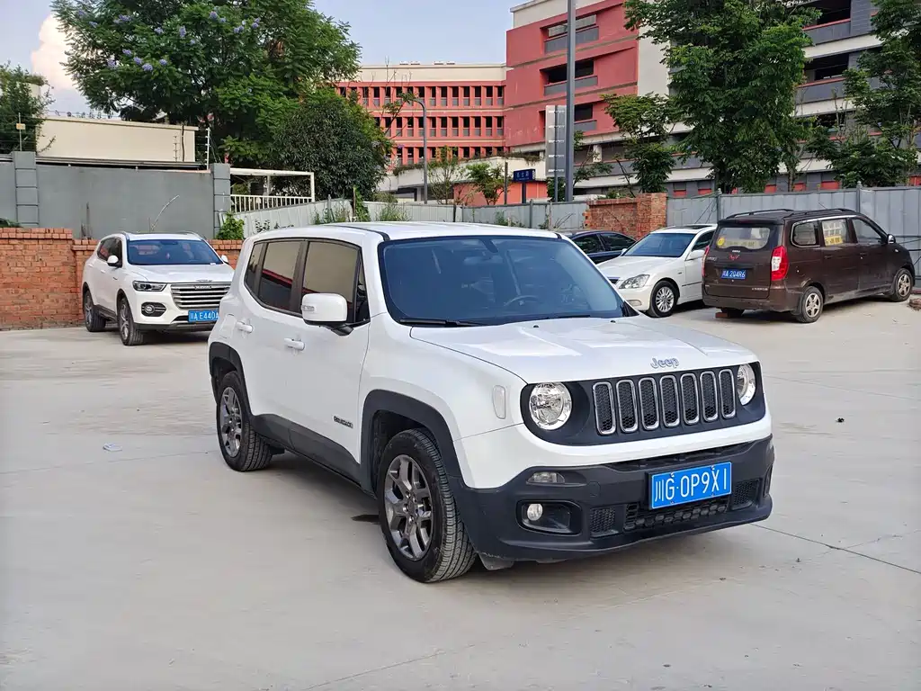 Jeep Renegade — фото 3