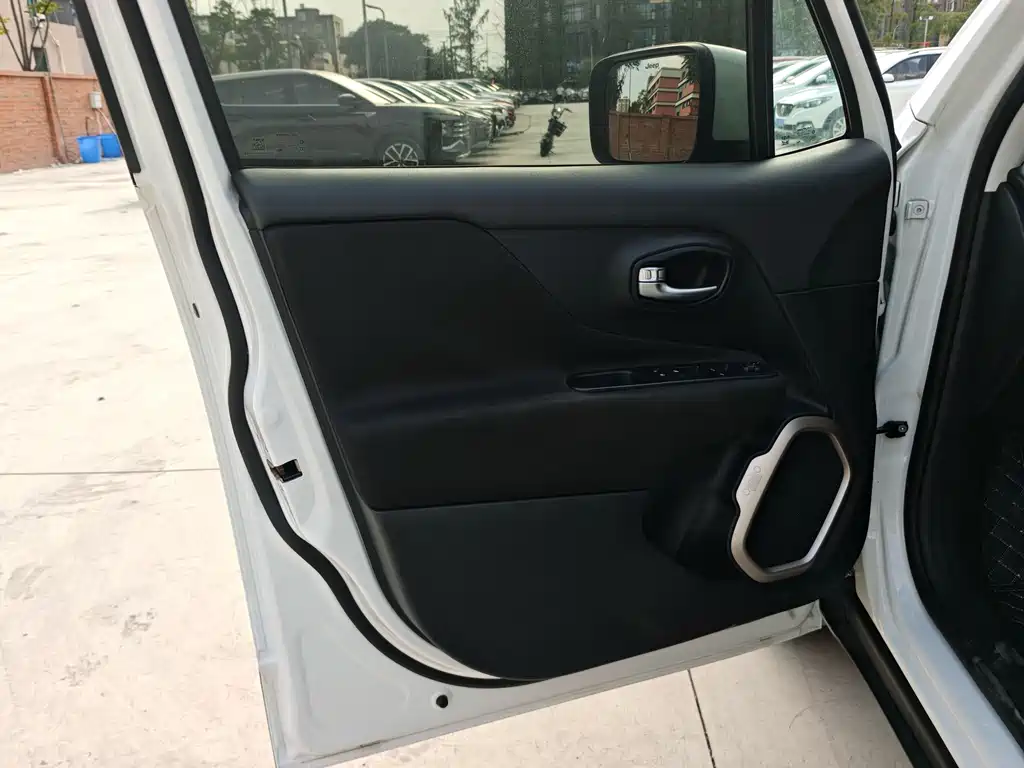 Jeep Renegade — фото 4