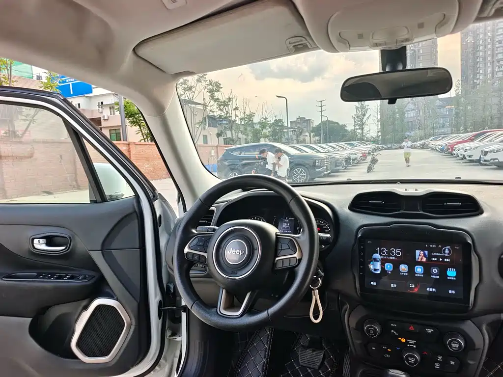 Jeep Renegade — фото 6