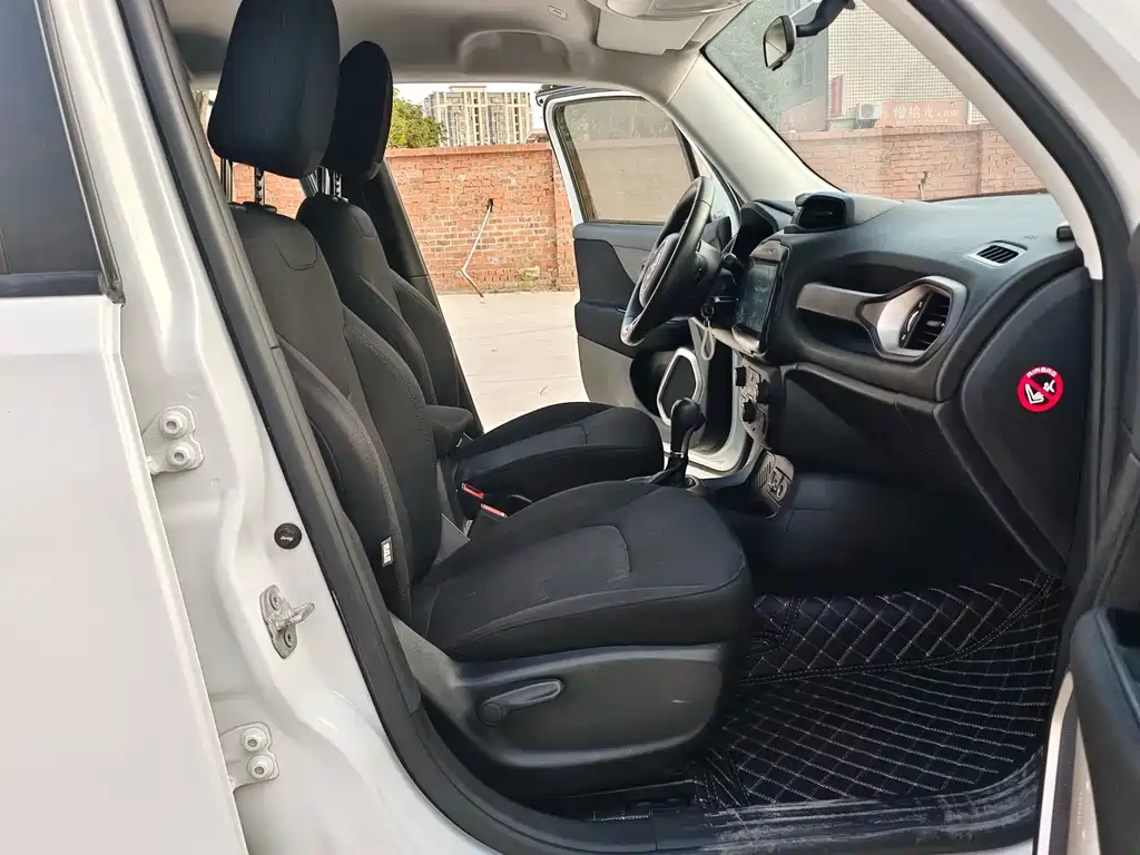 Jeep Renegade — фото 8