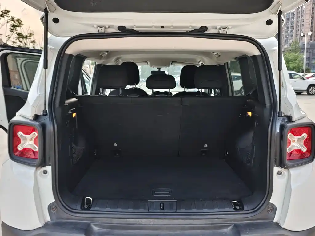 Jeep Renegade — фото 10