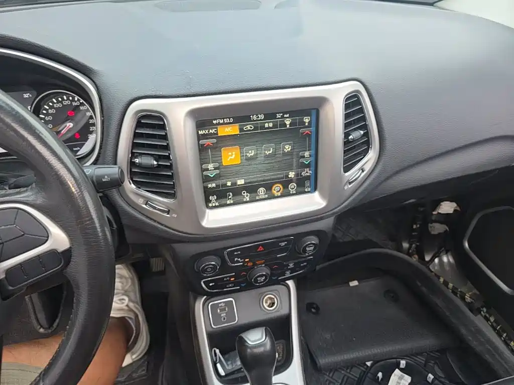 Jeep Compass — фото 18