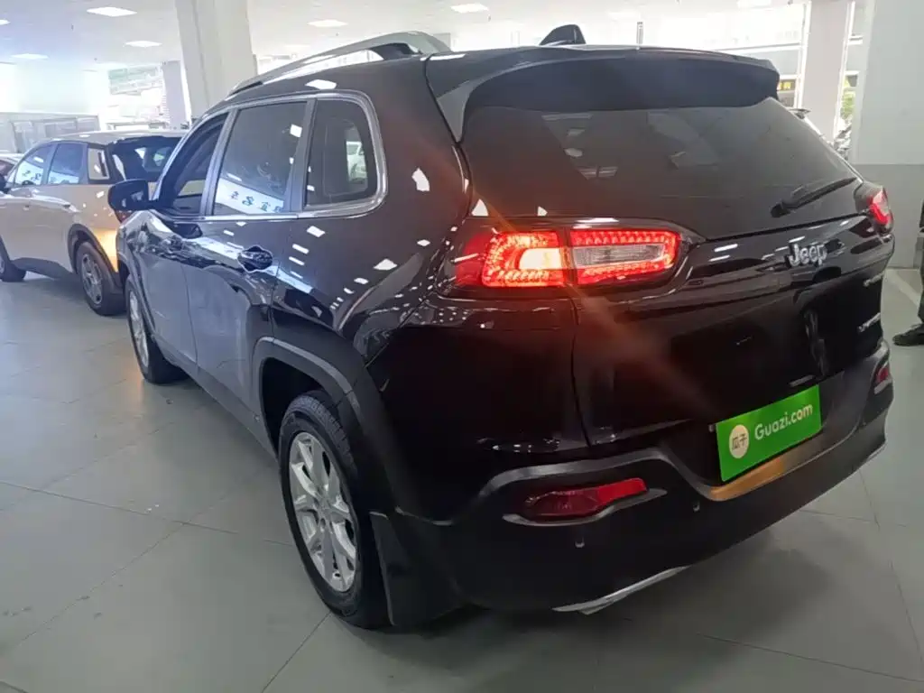 Jeep Cherokee — фото 5