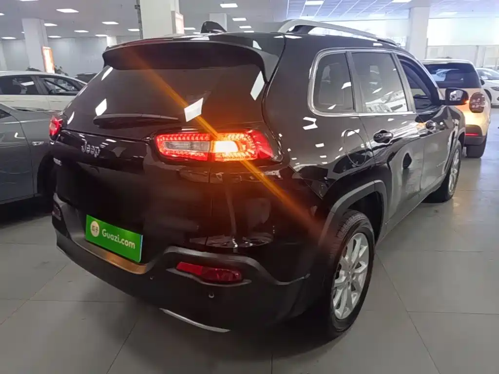 Jeep Cherokee — фото 7