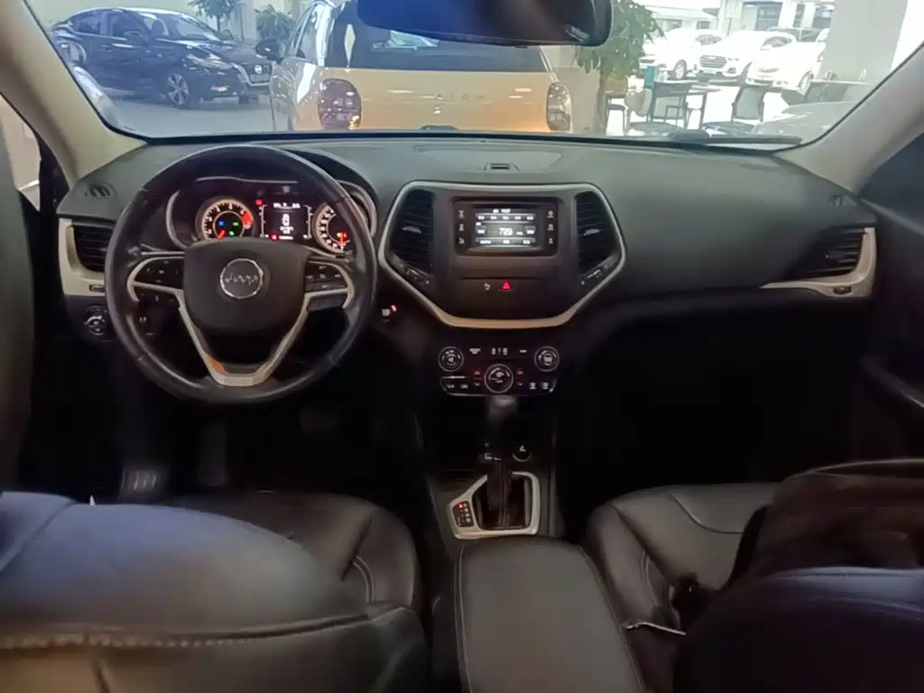 Jeep Cherokee — фото 10