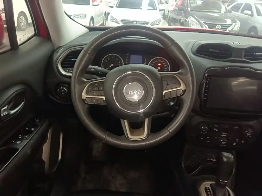 Jeep Renegade — фото 11