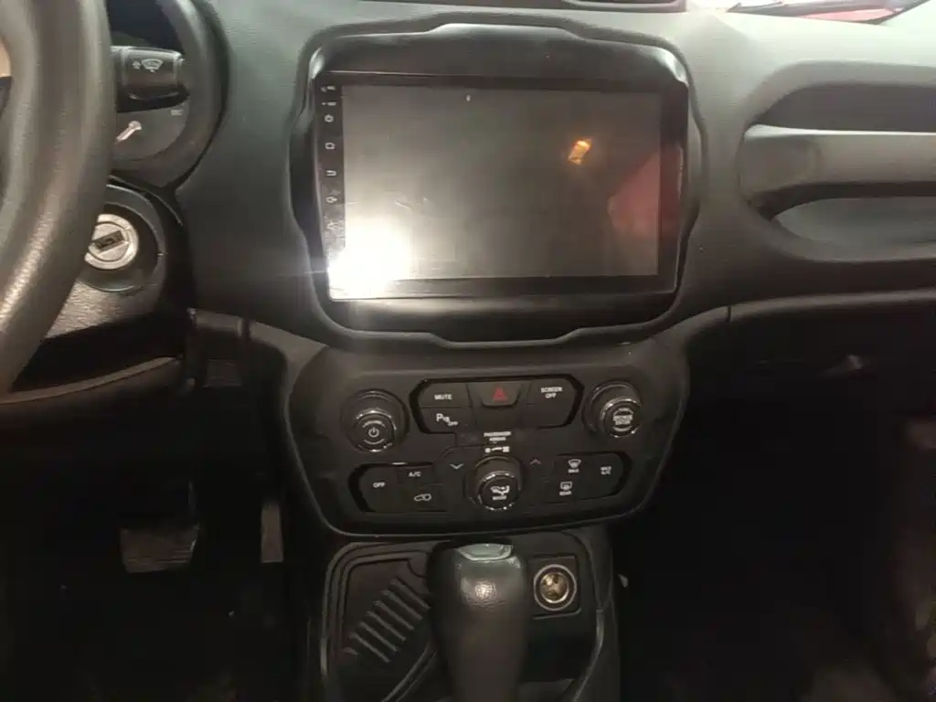 Jeep Renegade — фото 13