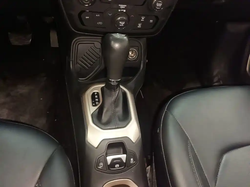 Jeep Renegade — фото 14