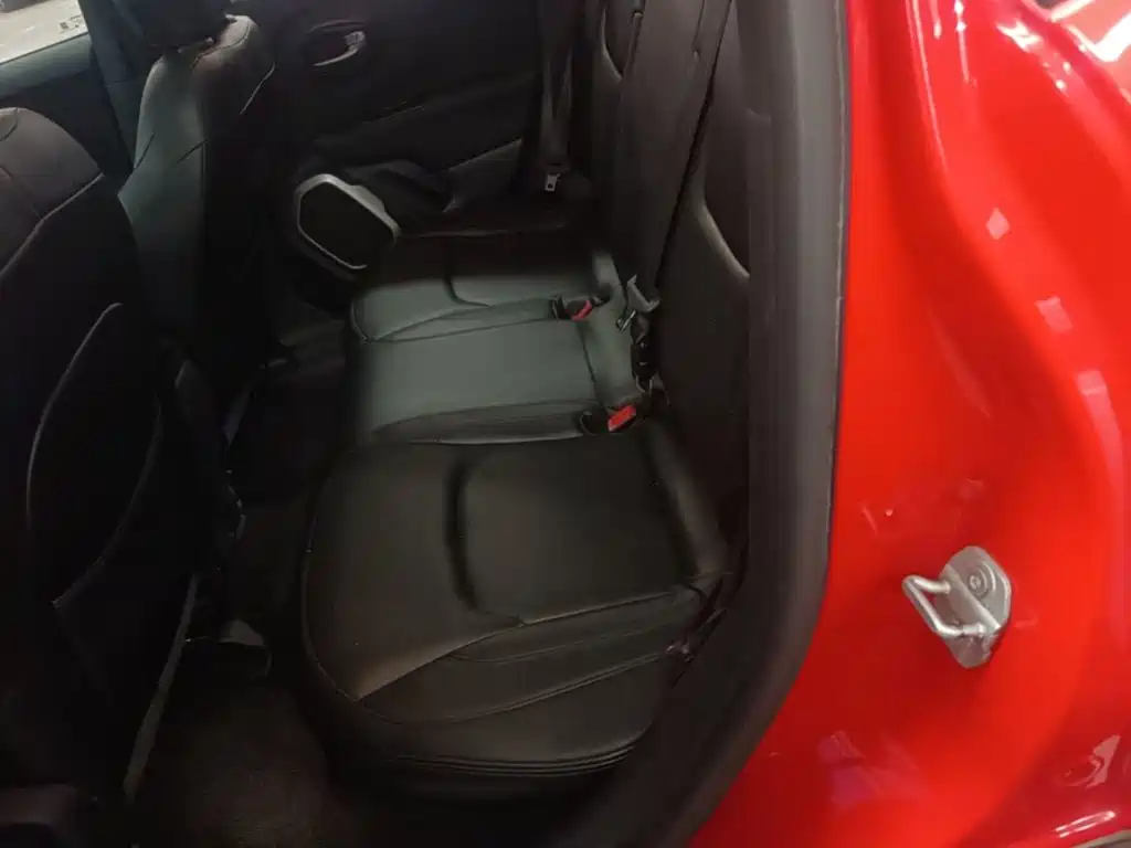 Jeep Renegade — фото 17