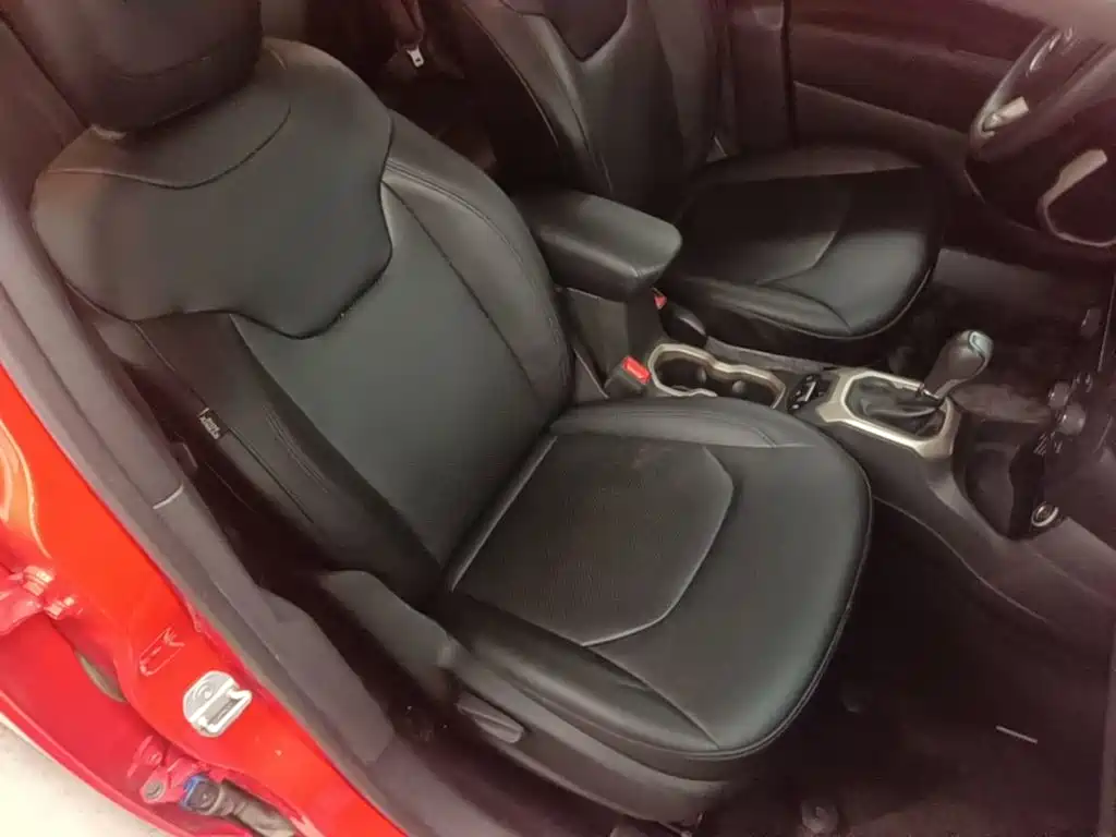 Jeep Renegade — фото 25