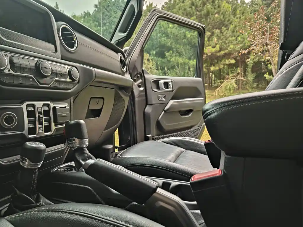 Jeep Wrangler — фото 9