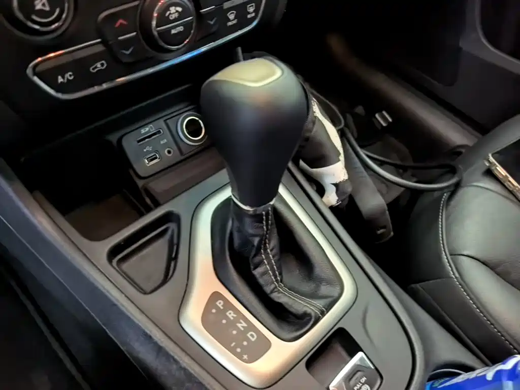 Jeep Cherokee — фото 14