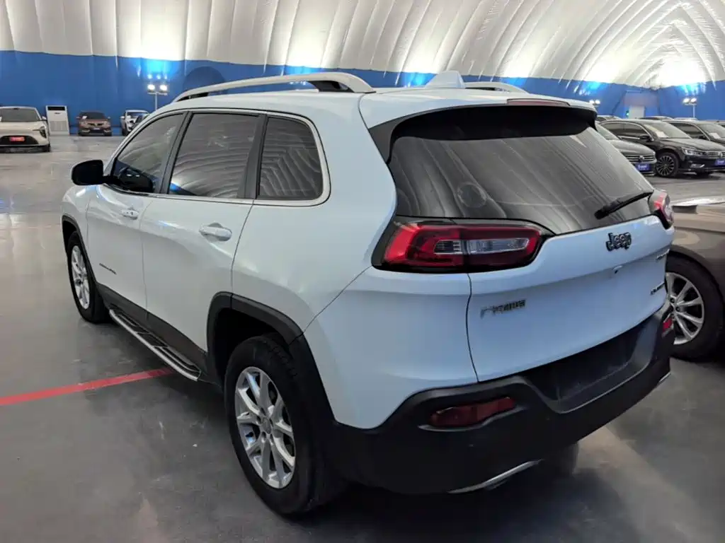 Jeep Cherokee — фото 5