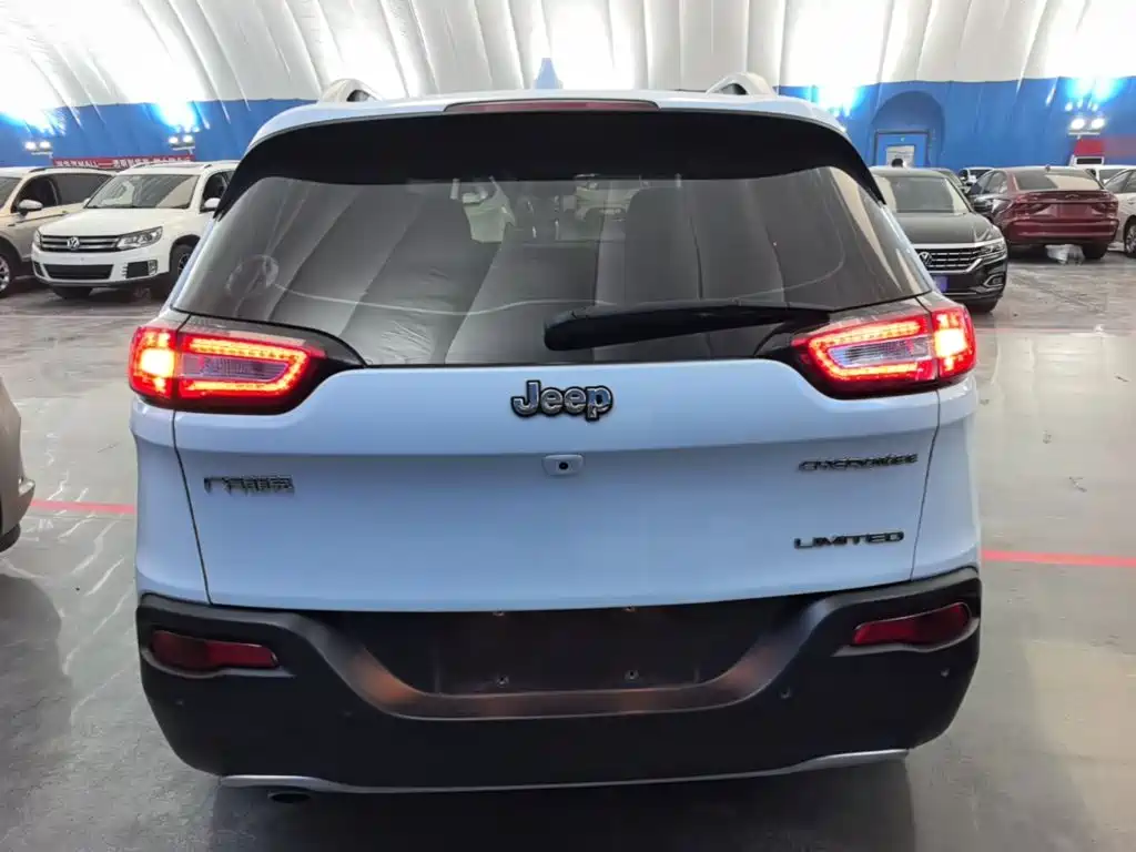 Jeep Cherokee — фото 6