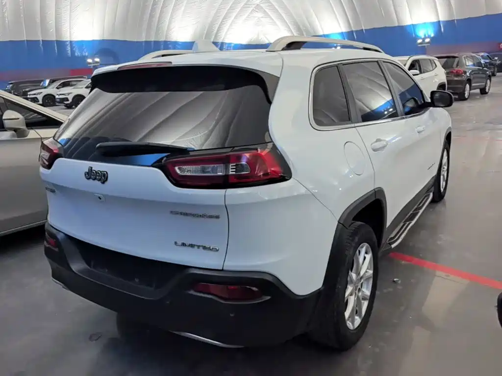 Jeep Cherokee — фото 7