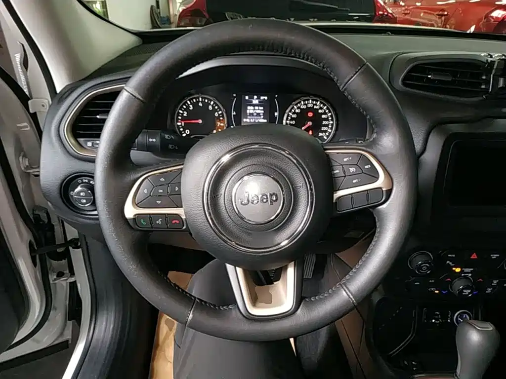 Jeep Renegade — фото 11