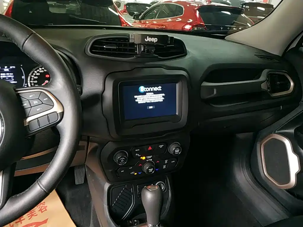 Jeep Renegade — фото 13
