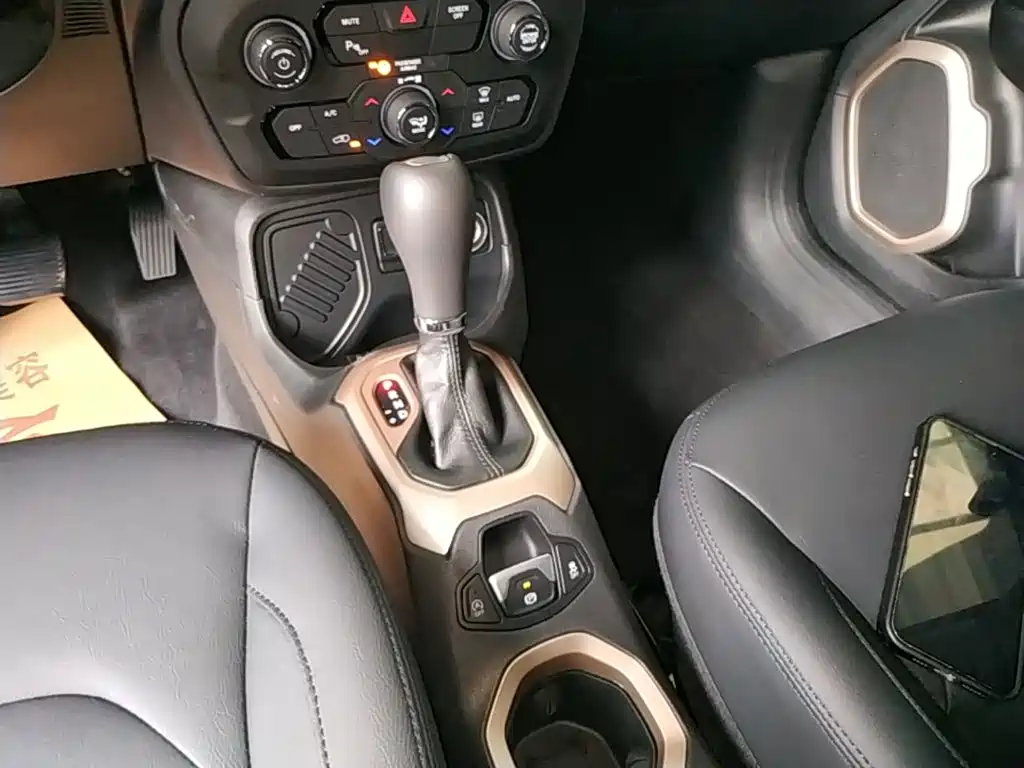 Jeep Renegade — фото 14