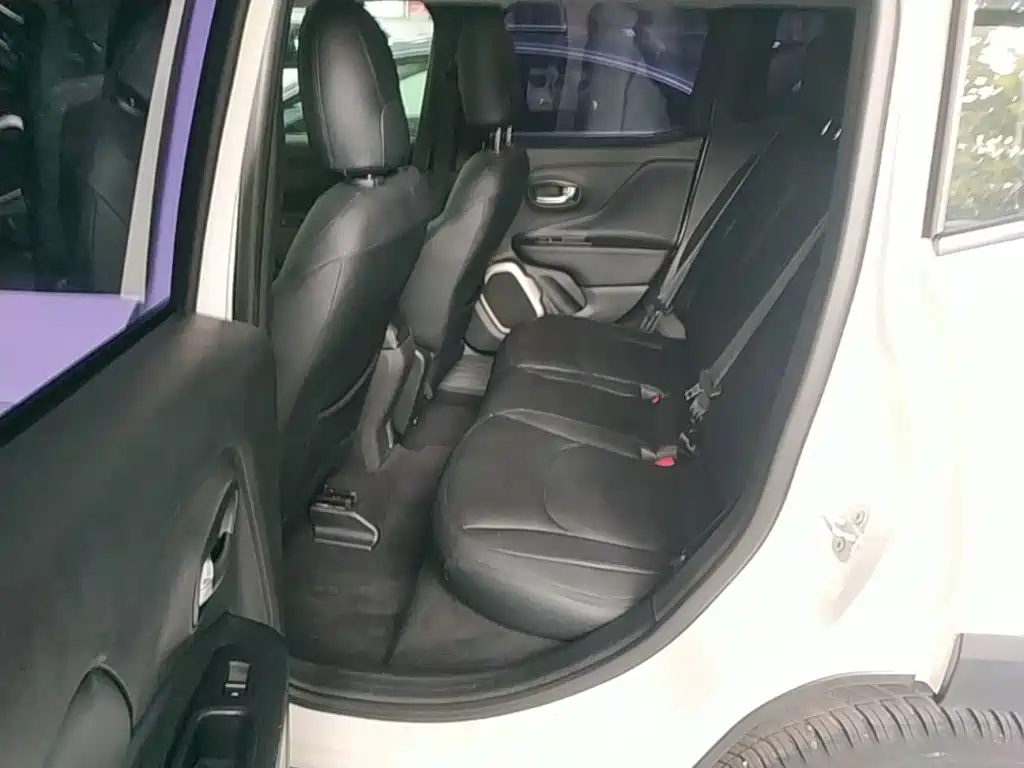 Jeep Renegade — фото 17