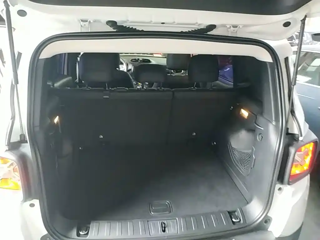 Jeep Renegade — фото 19
