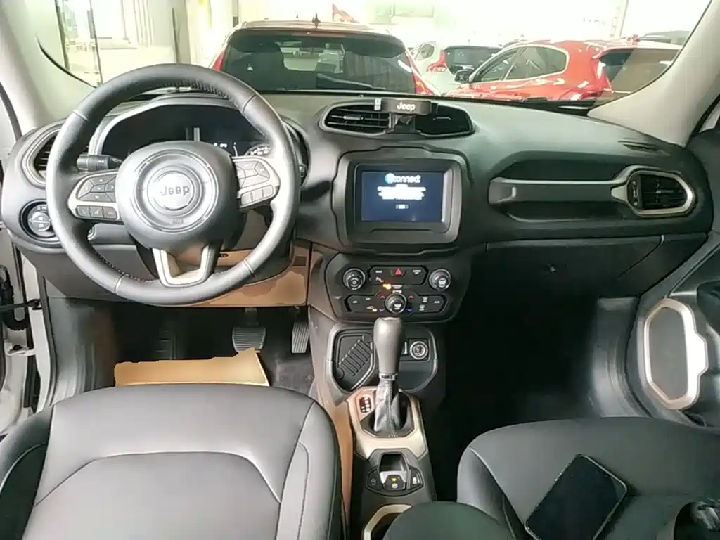 Jeep Renegade — фото 10