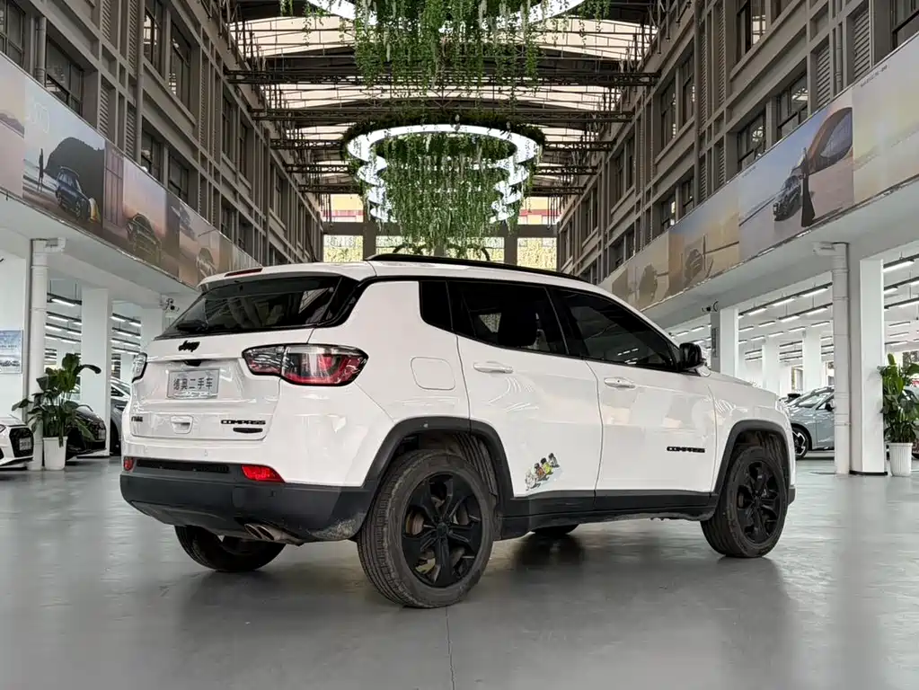 Jeep Compass — фото 11