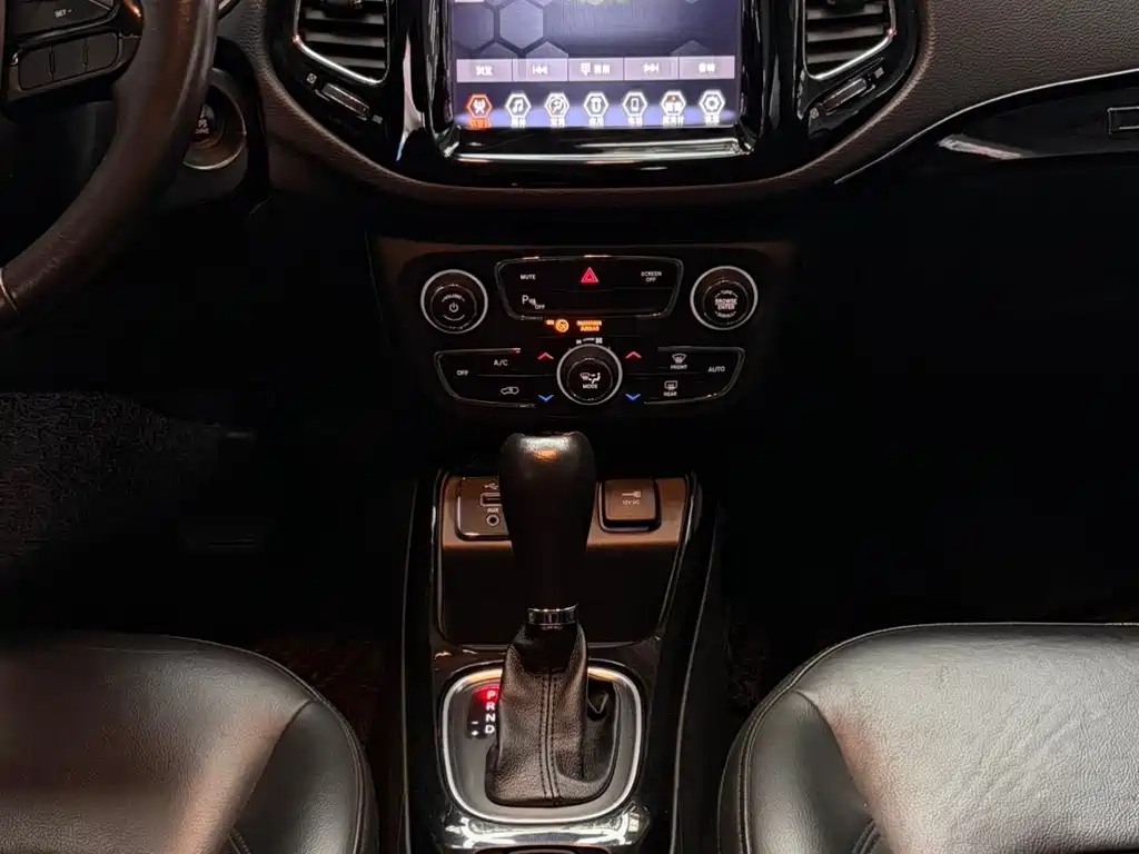 Jeep Compass — фото 10