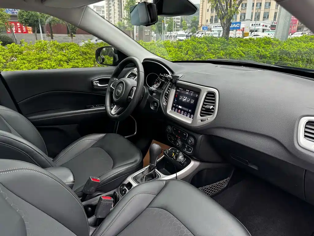 Jeep Compass — фото 11
