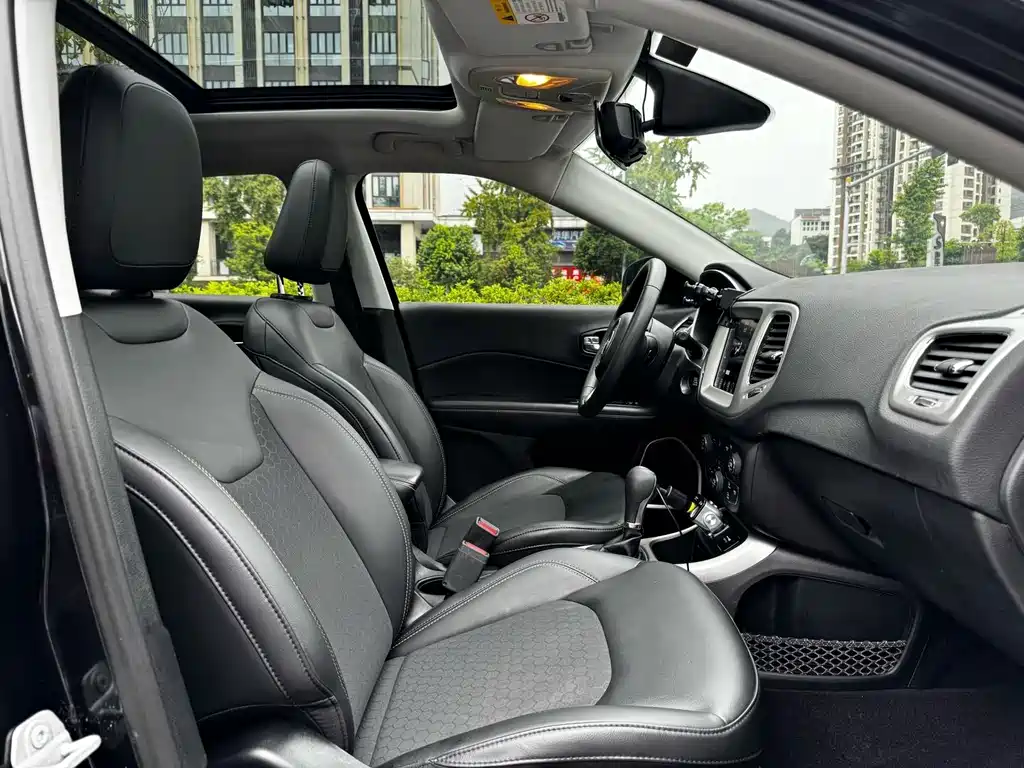Jeep Compass — фото 9