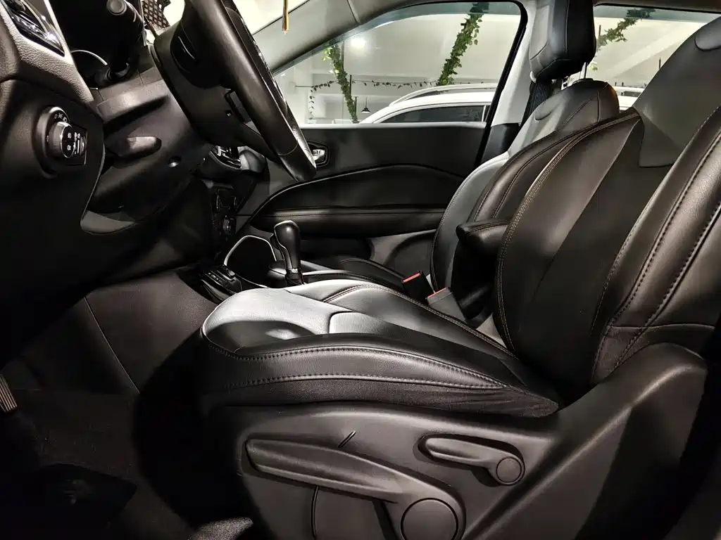 Jeep Compass — фото 11