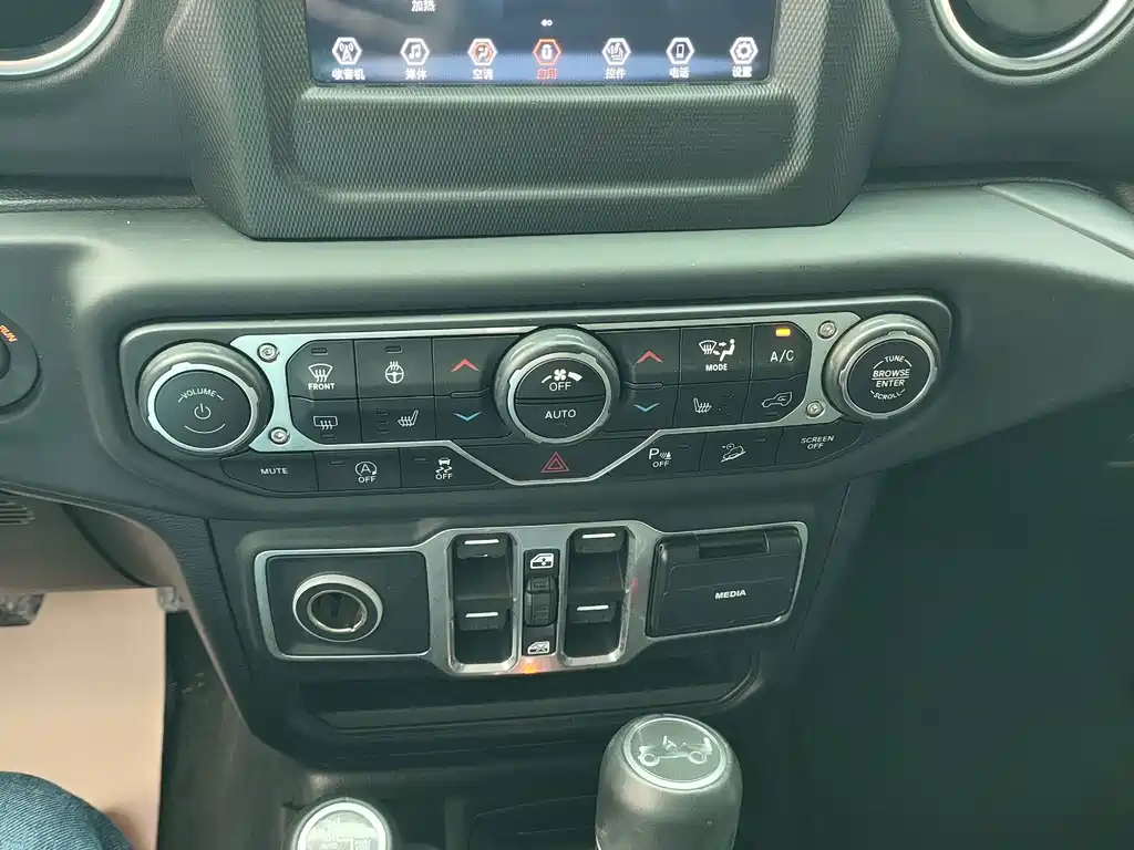 Jeep Wrangler — фото 11