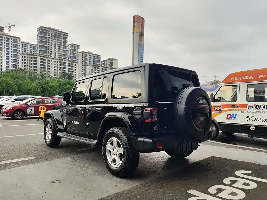 Jeep Wrangler — фото 15