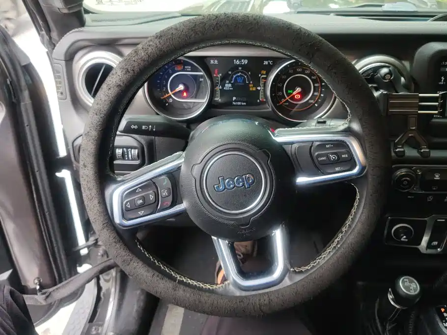 Jeep Wrangler — фото 15