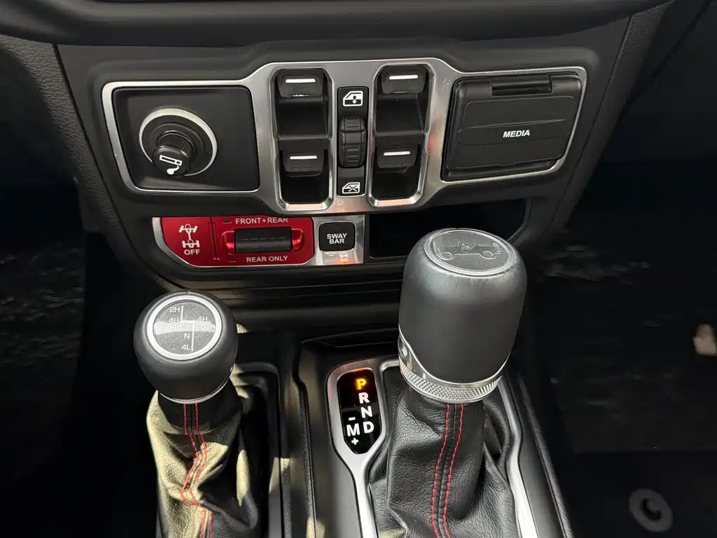 Jeep Wrangler — фото 15
